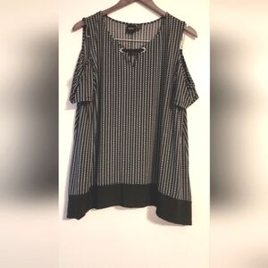 Women's half-shoulder shirt. Xl black and white stripes